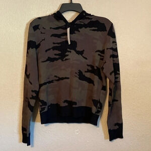 🍂 7th AVENUE NY&CO cammo top/hoodie.🍂 bin 30